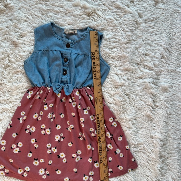 Maddie & Michelle Size 6 Denim Sleeveless Top, Moth color w/White Daisies Print - Picture 9 of 9